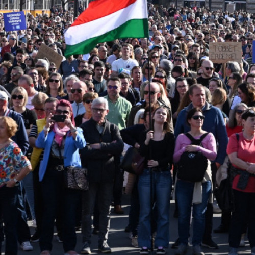 Mii de oameni protestează în Budapesta pentru îmbunătățirea sănătății publice