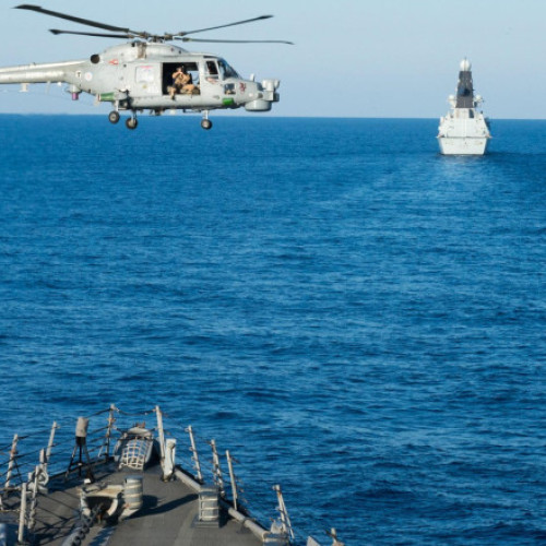 Navele armatei britanice au urmărit din nou nava rusă în apele maritime ale Regatului Unit, informează digi24.ro. Potrivit comunicatului Royal Navy, distrugătorul HMS Dragon a monitorizat nava de informații Yuri Ivanov, care se afla în apropiere de Outer Hebrides, lângă coasta Scoției, în timpul unor exerciții NATO din zonă. Un elicopter Merlin a fost lansat de pe distrugător pentru a colecta informații aeriene despre nava rusă.