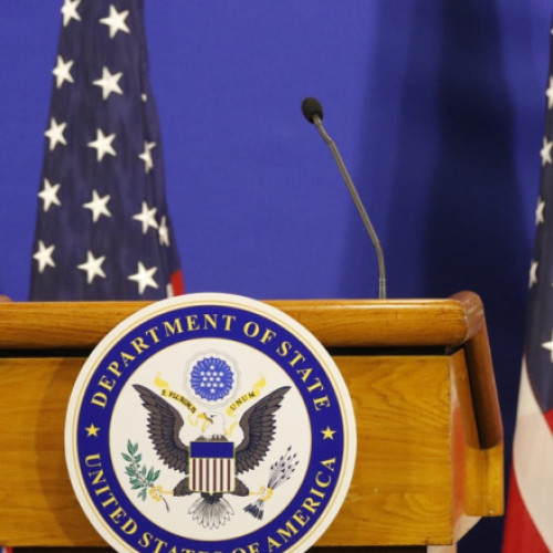 Suspendarea vizelor pentru studenții străini în SUA ar putea fi de scurtă durată, anunță Departamentul de Stat, potrivit digi24.ro. Purtătoarea de cuvânt a diplomației americane, Tammy Bruce, i-a încurajat pe viitorii studenți să își programeze din nou interviurile pentru obținerea vizei, menționând că „nu as recomanda acest lucru dacă suspendarea ar dura săptămâni sau luni”. Ea a subliniat că, în opinia sa, procesarea cererilor de viză pentru studenți ar putea relua destul de repede.
