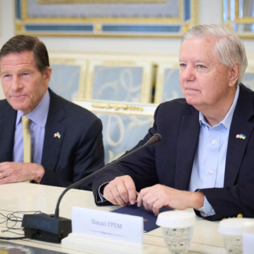 Senatul SUA va începe săptămâna viitoare demersurile pentru adoptarea unui proiect de lege menit să aplice sancțiuni dure împotriva Rusiei, afirmă senatorul republican Lindsey Graham, citat de digi24.ro. Potrivit acestuia, legile propuse vor include tarife de 500% asupra importurilor din țările care achiziționează petrol, gaz și uraniu din Rusia.