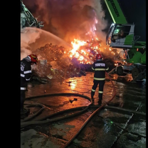 Incendiu major în Portul Constanța: 800 de tone de deșeuri feroase au fost cuprinse de flăcări