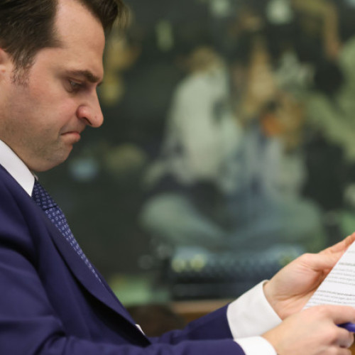 Ministrul Energiei, Sebastian Burduja, primește amenințări din partea unui fost oficial. Potrivit digi24.ro, Burduja a publicat sâmbătă un mesaj în care menționează că a primit mesaje cu injurii și amenințări din partea unui fost președinte al Consiliului de Administrație al CNCIR, o companie din subordinea ministerului Energiei. În aceste mesaje, persoana respectivă l-a amenințat și l-a insultat.