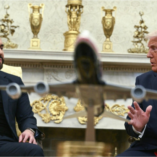 Bukele, poziționat ca cel mai autoritar lider din El Salvador, acționează pentru a-și menține controlul asupra țării pe termen nelimitat, potrivit Digi24.ro. În ciuda faptului că a trimis în închisoare 85.000 de suspecți de legături cu bandele de infractori, fapt ce a dus la scăderea drastică a criminalității, apar tot mai multe dovezi despre negoțurile sale cu grupurile de crimă organizată, relatează The Economist.