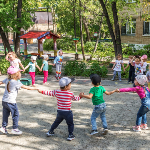 Ziua internațională a copilului, celebrată anual pe 1 iunie, reprezintă un moment important la nivel mondial, dedicat conștientizării drepturilor și nevoilor celor mici. Potrivit digi24.ro, această zi evidențiază importanța protejării copilăriei și asigurării unui mediu sigur, sănătos și educativ, esențial pentru o dezvoltare armonioasă. Nu este doar o zi de bucurie și joc, ci și o oportunitate de a reflecta asupra responsabilității societății de a sprijini și a apăra drepturile copiilor.