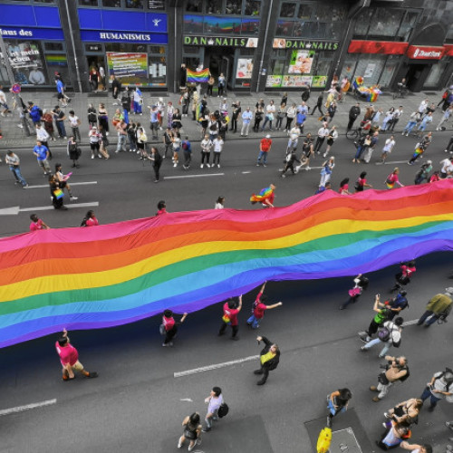 Creșterea discursului de ură împotriva comunității LGBTQ+ în Europa, utilizată de politicienii de extremă dreaptă ca armă pentru a genera diviziuni, afectează grav drepturile fundamentale ale cetățenilor, notează digi24.ro. Potrivit ministrului Katrin Hugendubel, reprezentantă a ILGA-Europe, țările europene au înregistrat o progresie semnificativă în domeniul drepturilor LGBTQ+ timp de ani, însă acum se observă o inversare bruscă a acesteia.