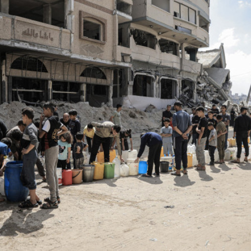 Cel puțin 31 de persoane au fost ucise și peste 150 au fost rănite după ce forțele israeliene au deschis focul în apropierea unui centru de distribuție a ajutoarelor din Gaza, anunță surse medicale ale Hamas citate de BBC. Potrivit unui jurnalist palestinian din Gaza, mai multe persoane se aflau la coadă pentru a primi ajutoare de la Gaza Humanitarian Foundation (GHF) atunci când au apărut tancuri israeliene și au deschis focul asupra mulțimii.