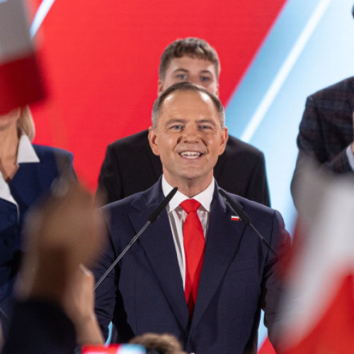 Karol Nawrocki, câștigătorul alegerilor prezidențiale din Polonia, a fost felicitat de mai mulți lideri europeni, potrivit digi24.ro. Conform sursei, președinta Comisiei Europene, Ursula von der Leyen, a transmis un mesaj de felicitare lui Nawrocki și și-a exprimat convingerea că Uniunea Europeană va continua colaborarea foarte bună cu Polonia. Într-o postare pe platforma X, Von der Leyen a spus: "Sunt încrezătoare că UE va continua cooperarea foarte bună cu Polonia. Împreună suntem mai puternici în comunitatea noastră a păcii, democratiei și valorilor."