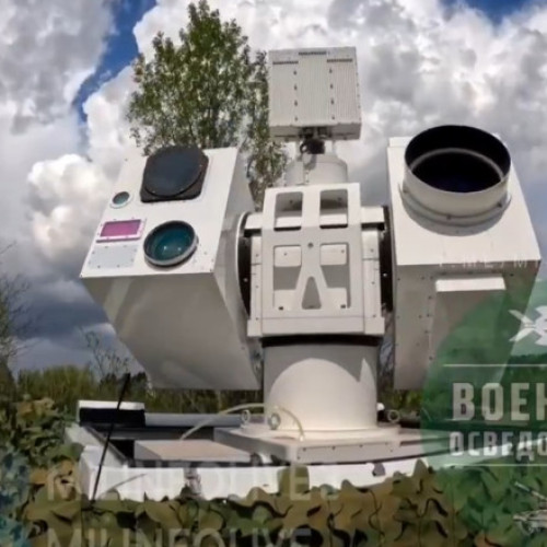 Rusia folosește o nouă armă laser chineză pentru a doborî drone pe frontul din Ucraina, potrivit mai multor videoclipuri postate pe canalele rusești de Telegram, citează digi24.ro. Sistemul de apărare anti-aeriană Silent Hunter, cunoscut și sub numele de "Vânătorul silencios", seamănă foarte mult cu modelul chinezesc Shen Nung 3000/5000, afirmă expertul Fabian Hinz de la Institutul Internațional pentru Studii Strategice. Conform analizei, sistemul rus a fost observat deja în uz de către forțele speciale din unitatea Nomad și se pare că este mai eficient decât echipamentele anti-dronă folosite anterior.