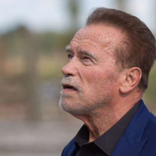 Arnold Schwarzenegger a surprins pasagerii metroului din Viena cu un mesaj special adresat călătorilor, relatează publicația digi24.ro. Actorul și fostul guvernator al Californiei a transmis un mesaj audio difuzat în reteaua de transport public a orașului, în care i-a felicitat pe oameni pentru implicarea lor în protejarea mediului.