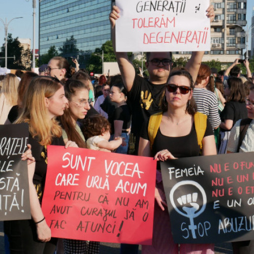 Protest în Piața Victoriei pentru protejarea femeilor din România