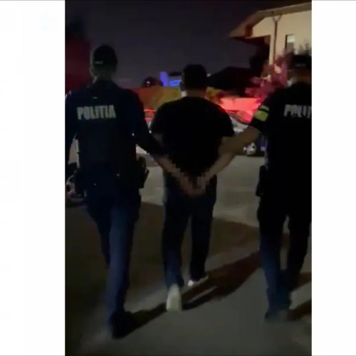 Un incendiu a mistuit un autoturism în Craiova, în seara zilei de 4 iunie, după ce un bărbat de 31 de ani a anunțat poliția, conform editie.ro. Pompierii din cadrul ISU Dolj au intervenit rapid pentru stingerea focului, iar pagubele au rămas doar materiale.