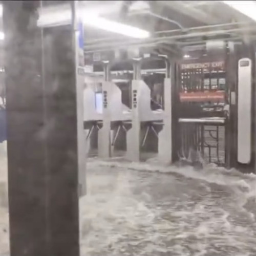 Video Inundații la New York: metroul și străzile metropolei americane, sub ape după ploi puternice