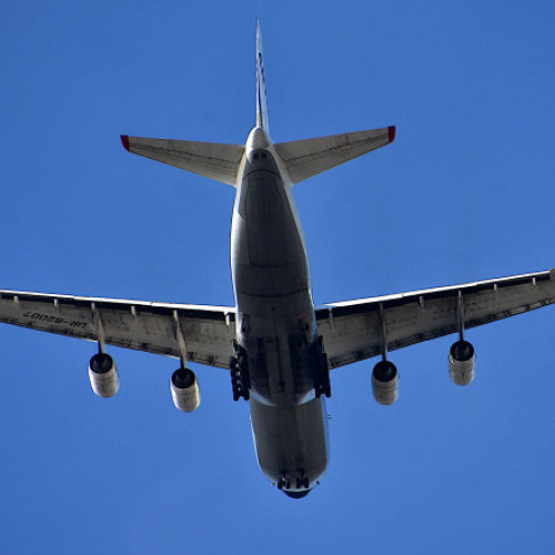 Un avion a aterizat de urgență după ce un pasager s-a luat la ceartă cu o însoțitoare de bord și a încercat să deschidă o ușă, în zbor