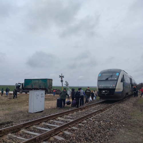 Coliziune între tren InterRegio și camion de transport deșeuri în Olt