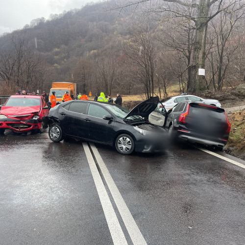 Impact între trei mașini în Vâlcea: Trafic blocat