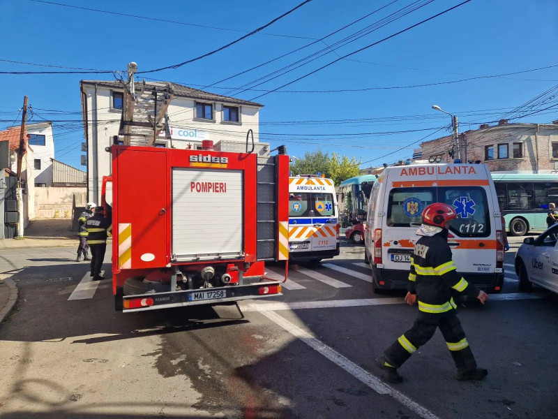Accident la Craiova: un bărbat încarcerat după coliziunea dintre un autoturism și un autobuz