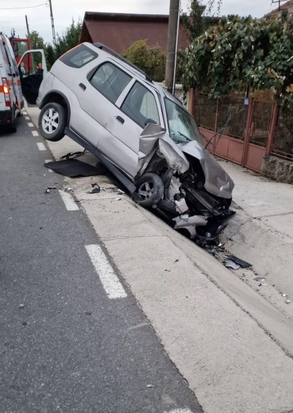 Șoferiță rănită după ce a pierdut controlul volanului la Râmnicu Vâlcea