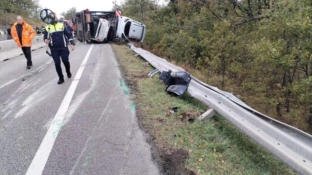 TIR încărcat cu mașini s-a răsturnat pe drumul Strehaia-Drobeta Turnu Severin