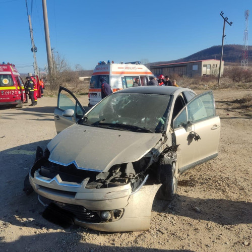 Accident rutier grav la Orșova: Bărbat și fetiță de 11 ani, transportați la spital după coliziunea a două autoturisme