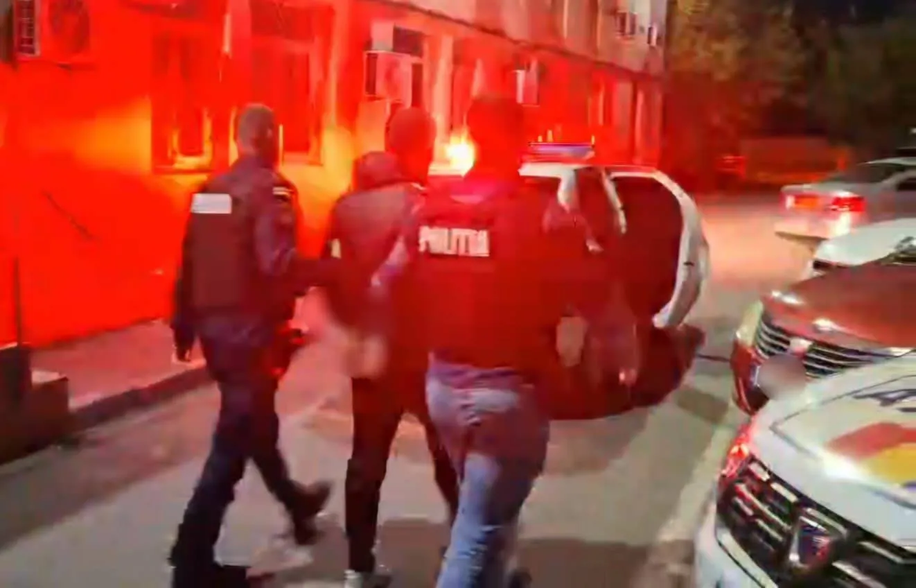 Bărbat reținut pentru distrugeri și amenințări într-o bancă din Craiova