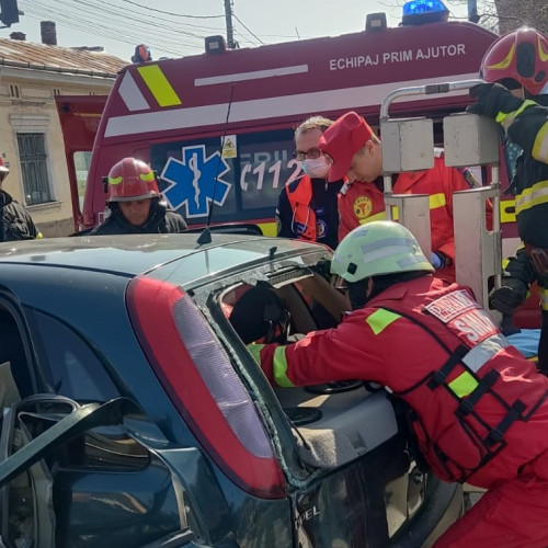 Două Persoane Rănite în Accident Rutier în Drobeta Turnu Severin