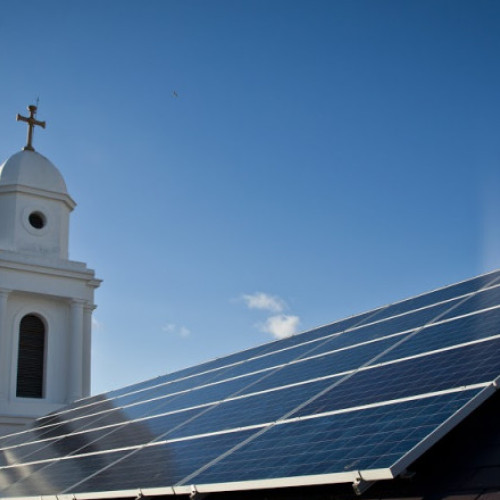 Bani pentru panouri fotovoltaice in biserici si institutii sociale: Program nou pentru mediul si asistenta sociala