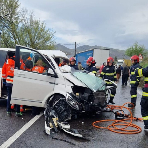 Accident grav în letatea Vâlcea: microbuz, autoturism și camion, implicate într-o coliziune la Bujoreni