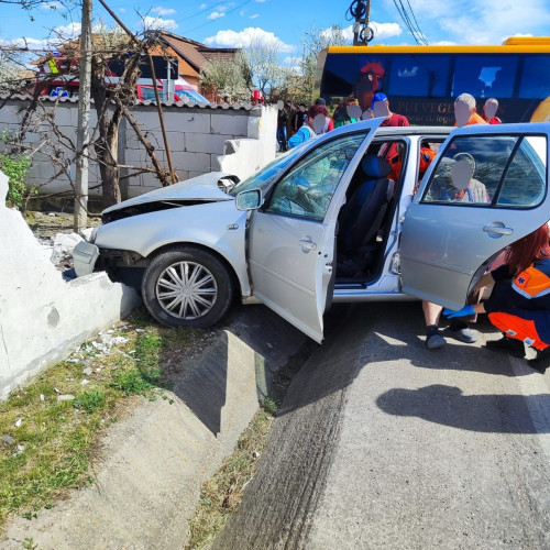 Accident cu 4 victime la Mihăești, județul Vâlcea: 4 persoane transportate la spital după un impact între două autoturisme