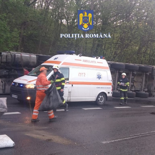 ACCIDENT pe Valea Oltului: Tir răsturnat și trei RĂNIȚI la spital