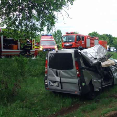 Cinci persoane transportate la spital după un accident de microbuz în Gorj