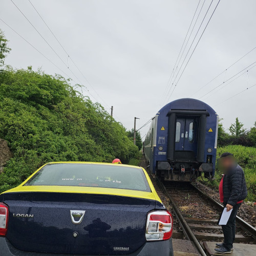 Tren loveste masina in Mehedinți, o femeie transportata la spital