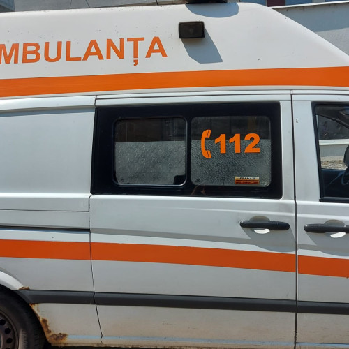 Accident în Valea Stanciului: Bărbat de 57 de ani rănit în urma impactului dintre moped și autoturism, în timp ce conducătorul vehiculului circula sub influența unei substanțe interzise.