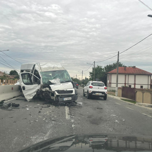 Doi bărbați la spital după coliziune între microbuz și cisternă în Brădești, Dolj: Tânărul de 21 de ani s-a izbit într-un cap tractor și semiremorcă, circulația a fost blocată